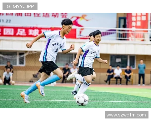 卷发球星绿茵逐梦之路与足球激情背后的故事 卷发球星绿茵逐梦之路与足球激情背后的故事