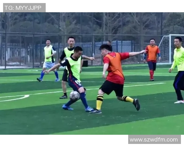 足球球星捶胸庆祝瞬间引热议 从情感宣泄到场上力量的象征